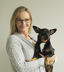 Eläinlääkäri Eeva Teräväinen ja koira