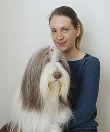 Eläinlääkäri Eeva Teräväinen ja koira